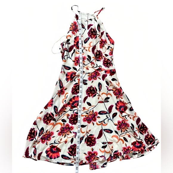 Express Fit-and-Flare A-Line Floral Halter Dress – Size 2
Soft & Silky - Picture 7 of 10